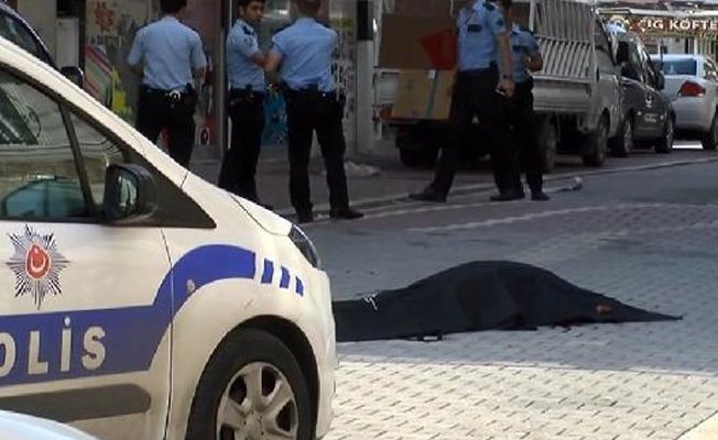 Esenyurt'ta dehşet! Biri kadın iki kişi sokak ortasında öldürüldü