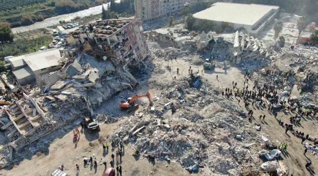 Hatay'da 296'ncı saatte yeni mucize! 2 kişi daha enkazdan sağ çıkarıldı