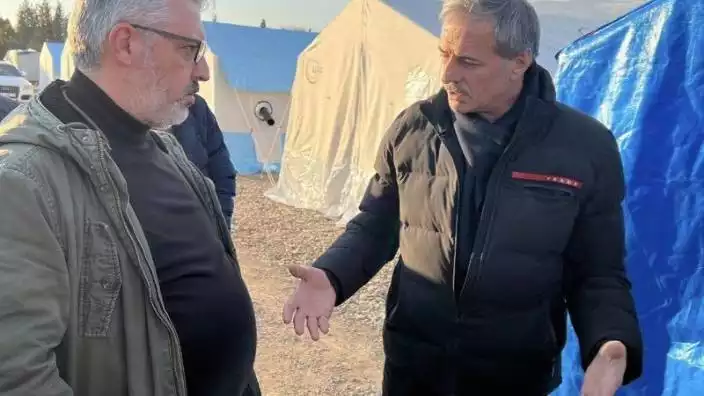 AKP'li Belediye Başkanı 84.500 TL’lik montu ile çadırları ziyaret etti