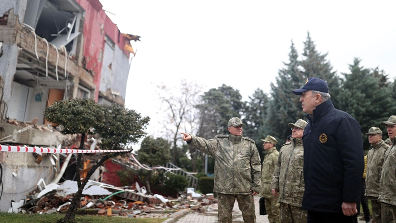 Deprem sonrası flaş iddia: Hulusi Akar Erdoğan'dan izin istedi ama...