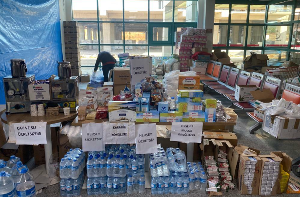 Sağlıkçılardan fahiş fiyatla ürün satan kantine karşı 'dayanışma kantini'