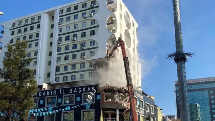 İçinde hayvanlar bulunan Galeria İş Merkezi'nin yıkımına başlandı