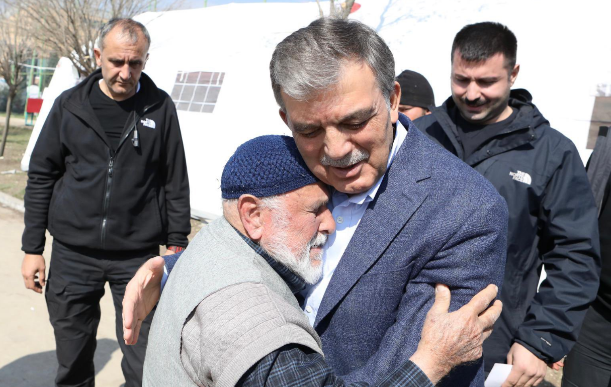 Abdullah Gül, depremin merkez üssü Kahramanmaraş'ta: "Eksiklikler ve noksanlıklar..."