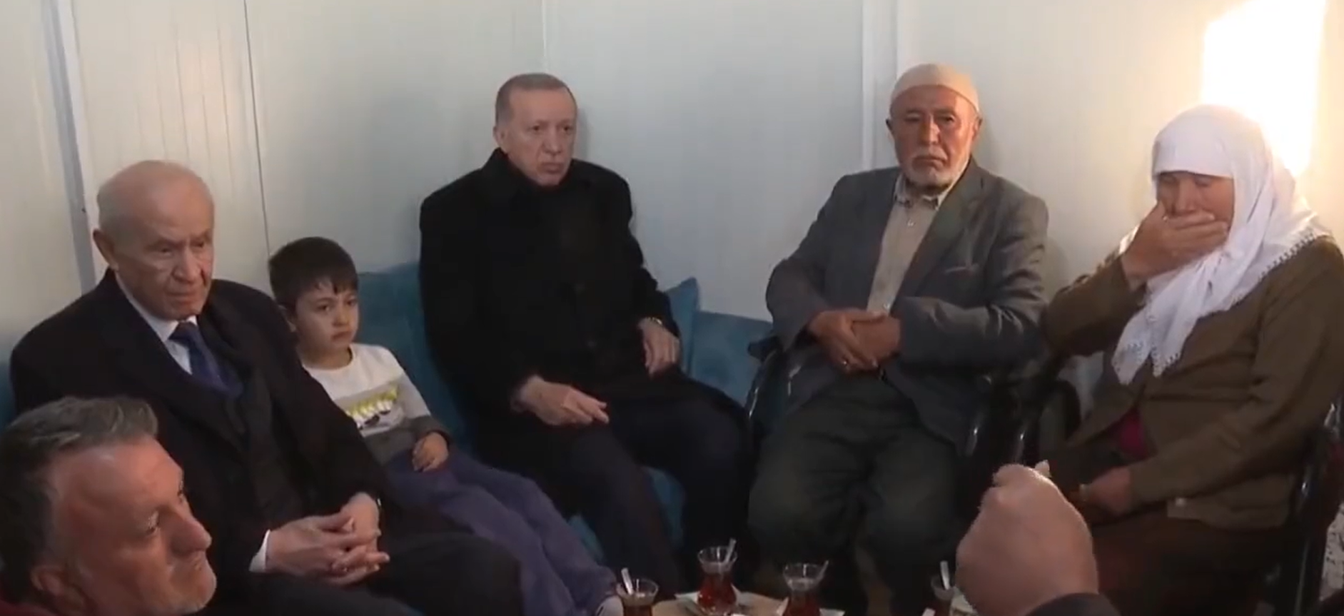 Erdoğan ve Bahçeli'nin dinlediği depremzede herkesi hayrete düşürdü! Ekmek, su, çadır, kefen, tuvalet isteyenler yalan söylemiş...