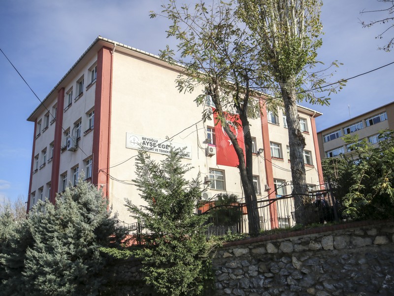 Yıkılan okulun öğrencilerinin nakledildikleri okul da depreme dayanıklı çıkmadı