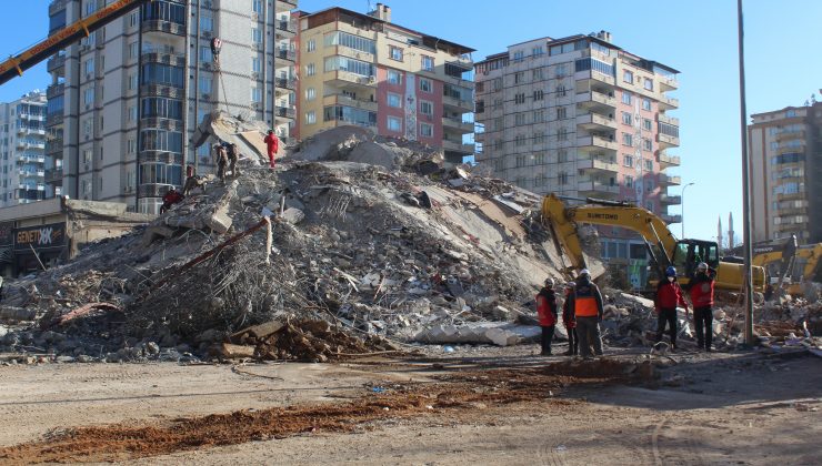Facia göz göre göre gelmiş! Kolon kesme, kötü beton, düz demir ve kötü işçilik...