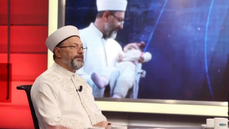 Diyanet TV'de Ali Erbaş'a övgüler:  Siz bebekleri kucağınıza alınca Rabbim nimet verdi; bebekler kurtulmaya başladı