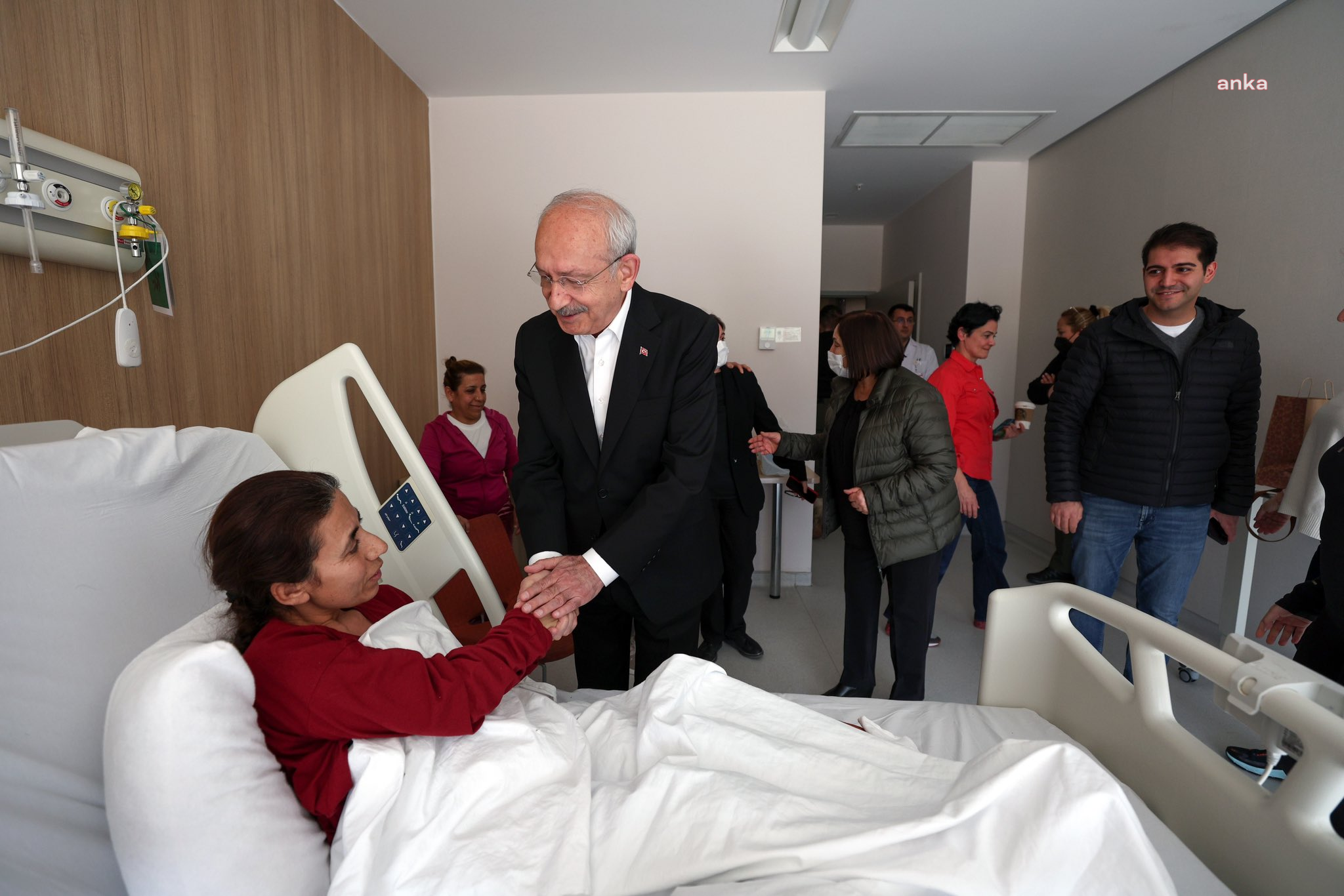 Kılıçdaroğlu depremde yaralanan yurttaşları, hastanede ziyaret etti