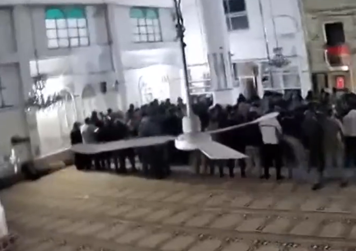 İdlib'de namaz kılan Suriyeliler depreme böyle yakalandı