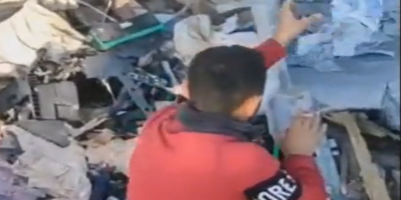 Ekipler, enkaz altında yüklü miktarda para buldular