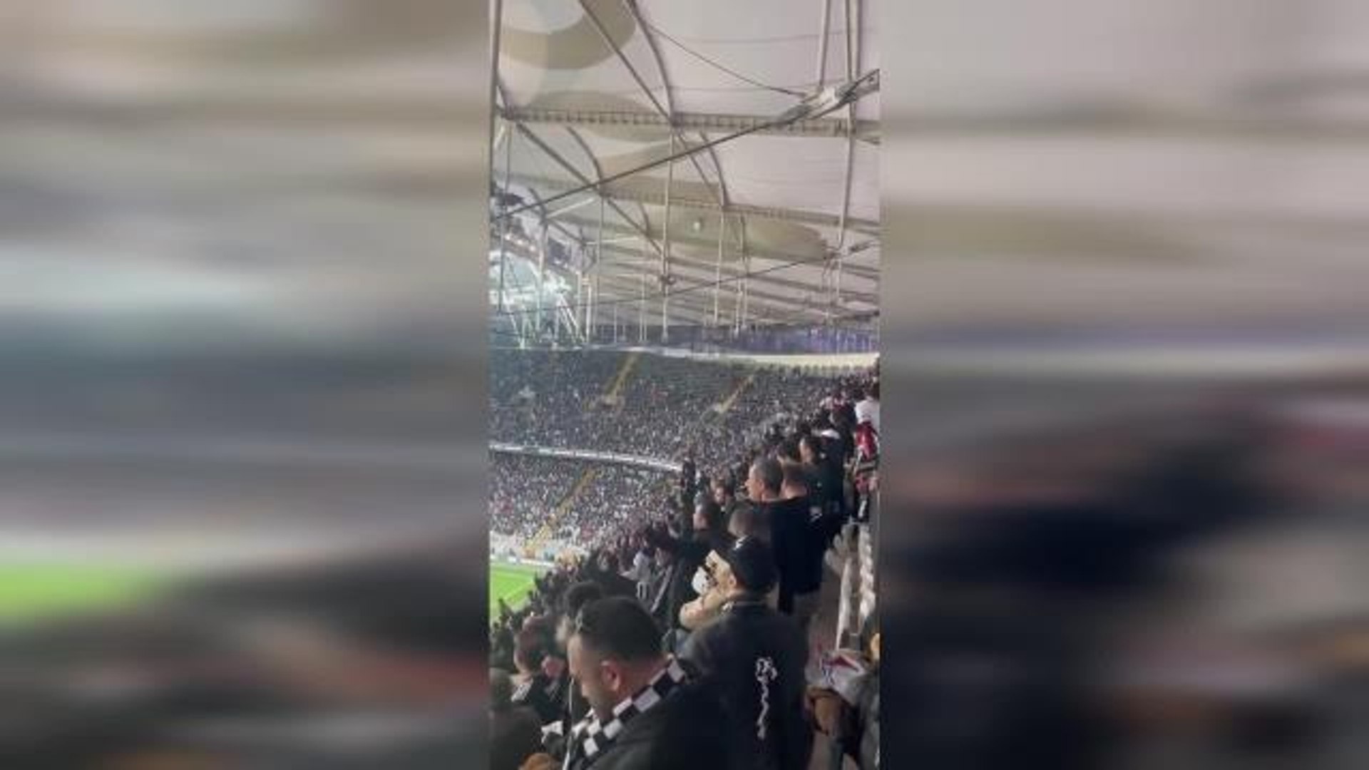 Beşiktaş tribünlerinde 'hükümet istifa' sloganı atan taraftar böyle gözaltına alındı