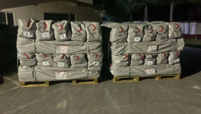 Kızılay'ın deposunda kaydedilen videoda deponun çadırla dolu olması dikkat çekti! Gazeteci İsmail Arı: Satmak için mi beklettiniz?