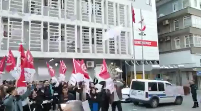 TİP'ten Kızılay yönetimine olay protesto... Kızılay Genel Merkezi'nin önünde paralar havada saçıldı!