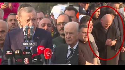 Erdoğan kürsüde konuşurken Soylu uzakta telefonuyla oynadı