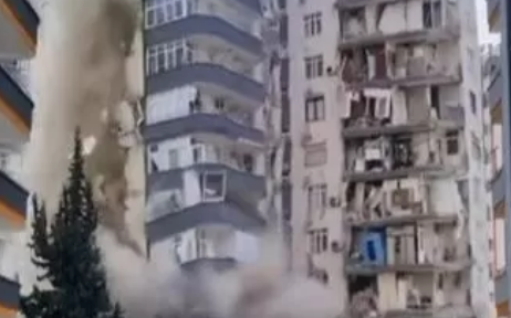 Adana'daki hasarlı bina bir anda yerle bir oldu
