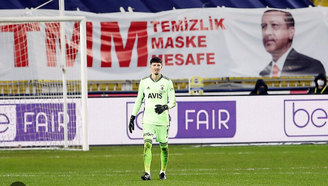 Tribün gruplarından "hükümet istifa" yasağına sert tepki: "Stadlara iktidar partisi liderinin posterleri asılırken..."