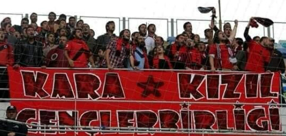Kulüp başkanları "hükümet istifa" diyen taraftarın ceza almasına neden ses çıkaramıyor? Gençlerbirliği taraftarı canlı yayınında açıkladı