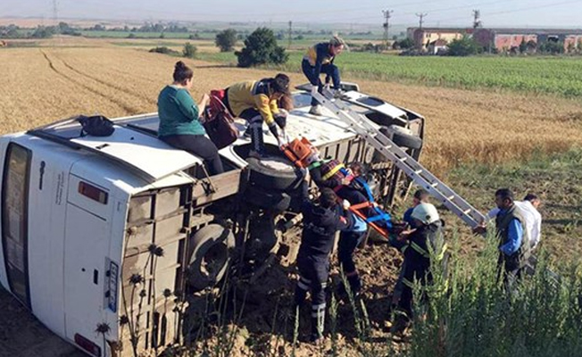 Fabrikaya giden işçi servisi devrildi: 18 kişi yarlandı