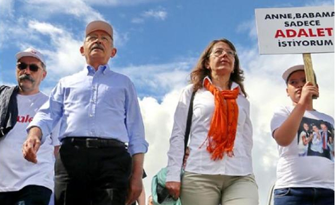 12 yaşındaki çocuk Kılıçdaroğlu'nun yanında tutuklu anne ve babası için yürüdü