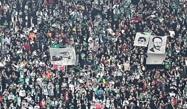 Bursaspor-Amedspor maçında tribünlerde "beyaz toros" posteri