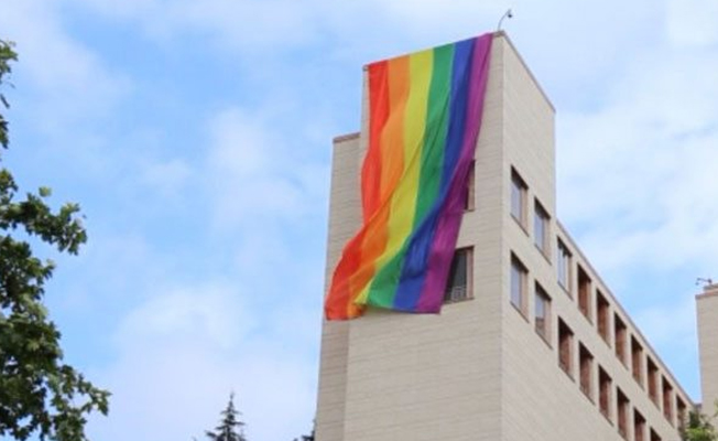 ABD, Ankara'da onur haftasına ithafen gökkuşağı bayrağı astı