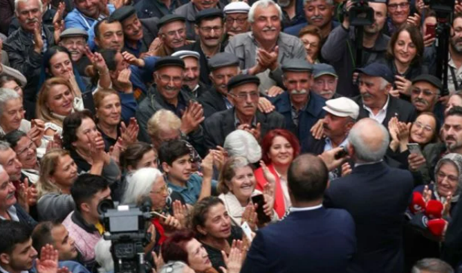 Kemal Kılıçdaroğlu'nu dinleyen yurttaşların fotoğrafı gündem oldu