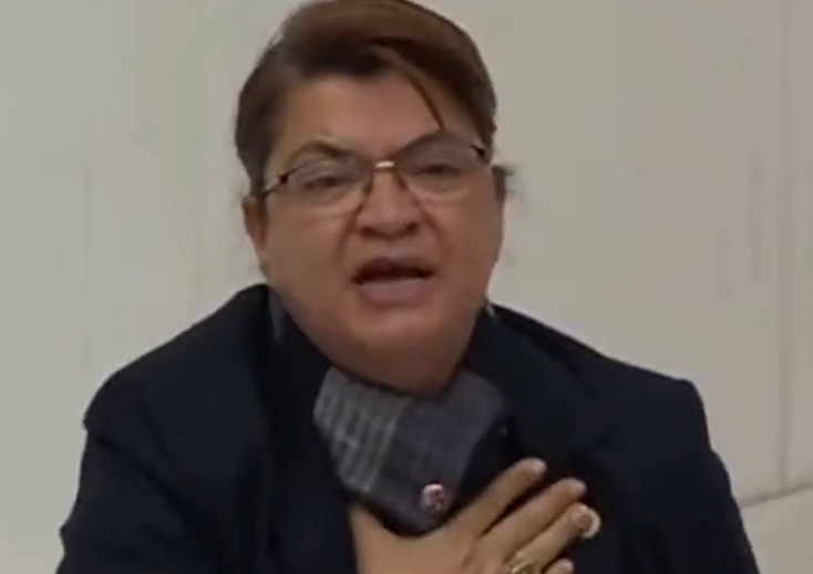 CHP Hatay Milletvekili Suzan Şahin gözyaşlarıyla isyan etti: "Kefen bile vermediniz, gönüllülere askeri kıyafeti giydirdiniz"