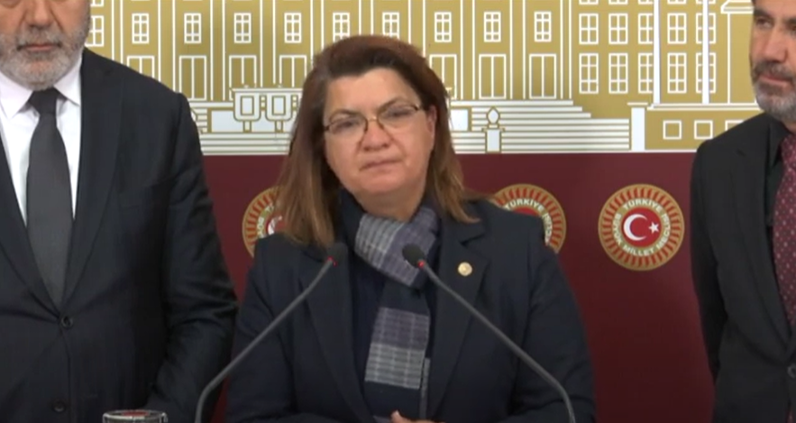AKP'liler depremin içinden gelen CHP'li vekile "şov yapma" demiş! CHP'li Suzan Şahin: "Kefensiz gömüldük, hakkımı helal etmiyorum"
