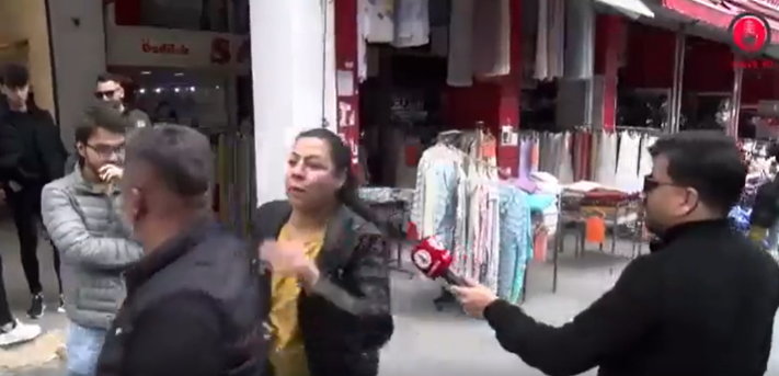 Sokak röportajında zıt görüşlü karı-koca kavgası! Şaplak attı...