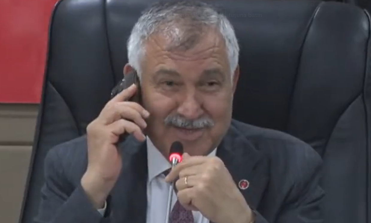 Zeydan Karalar'a Belediye Meclisi'nde önemli telefon: "Komutanım arıyor..."