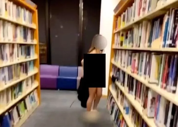 Kütüphaneye çırılçıplak giden kadın herkesi şoke etti
