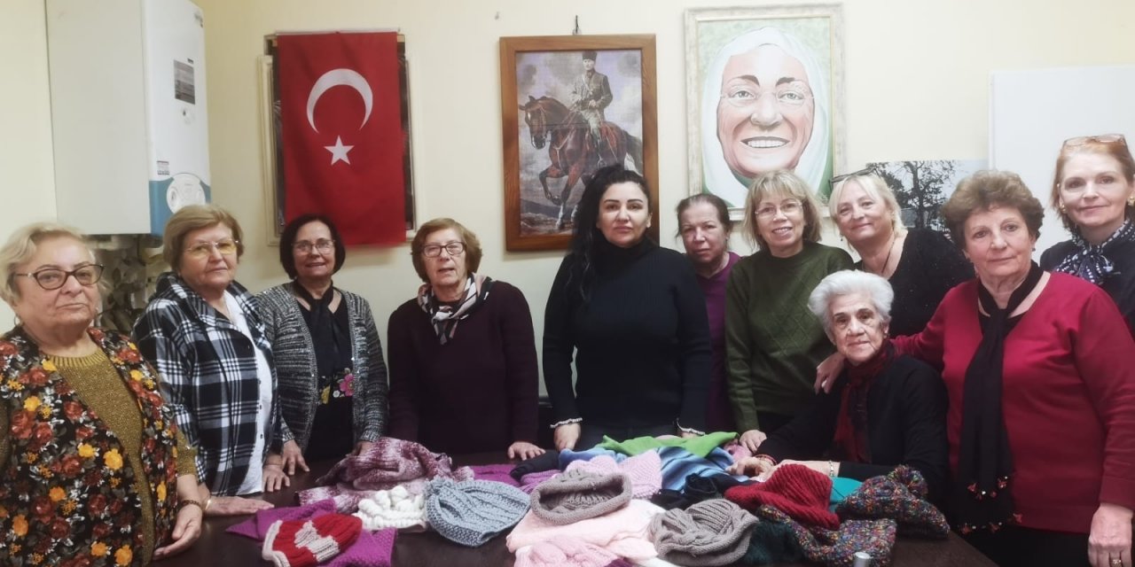 Kartallı Kadınların Ördükleri Atkı ve Bereler Depremzedelere Gönderiliyor