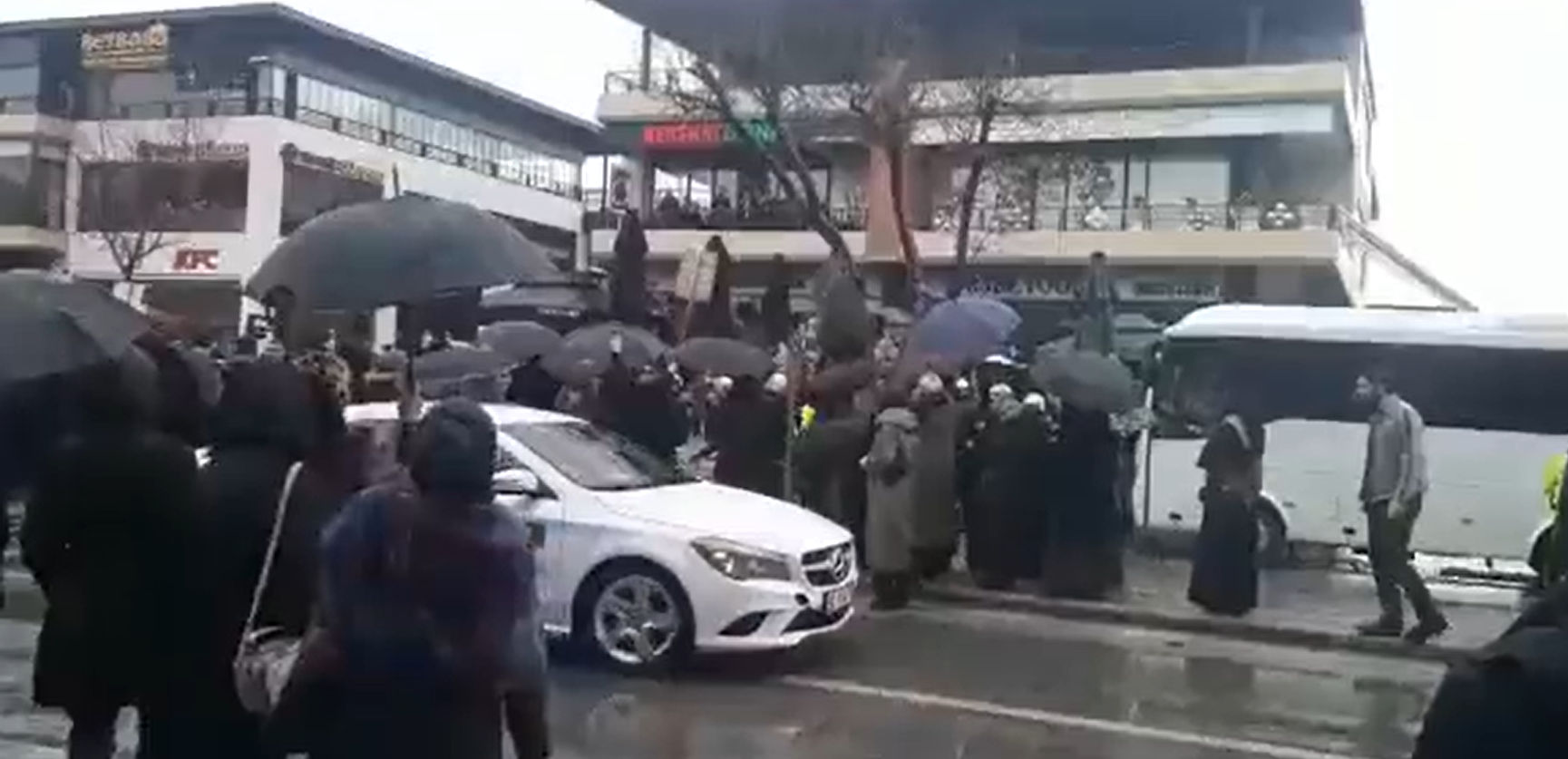 Konya'da tekbirler eşliğinde güzellik merkezini bastılar... Selin Ciğerci'den sert tepki!