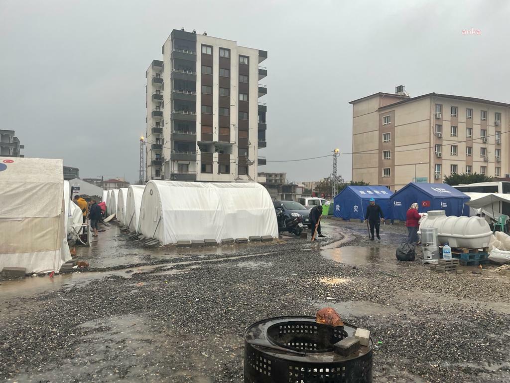 Hatay'da çadır kenti su bastı: "Depremde ölmedik, suda öleceğiz"