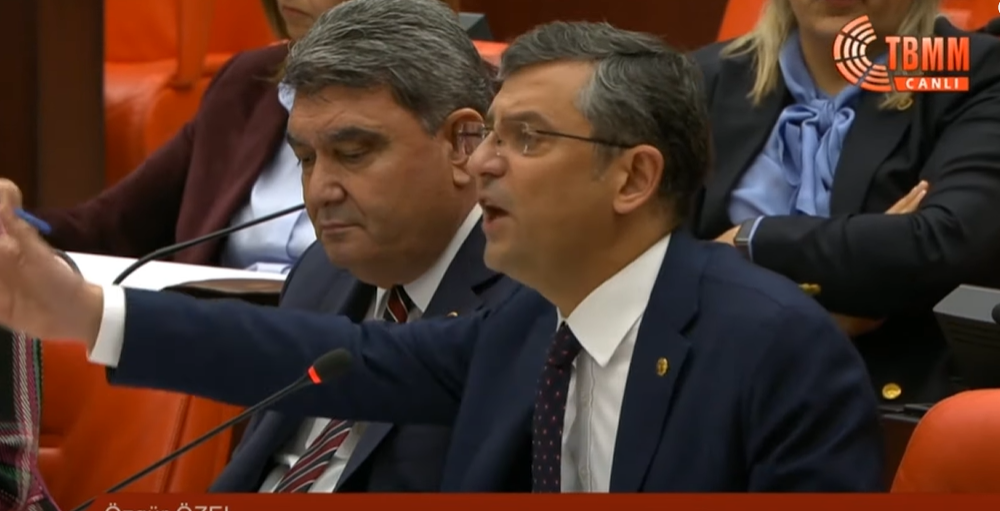 CHP'li Özgür Özel'den depremzedeler için çay-şeker isteyen Süleyman Soylu'ya sert tepki: "115 milyar lira para toplanmış, sen ne iş yaparsın?"
