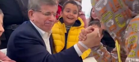 Ahmet Davutoğlu, depremzede çocukla bilek güreşi yaptı