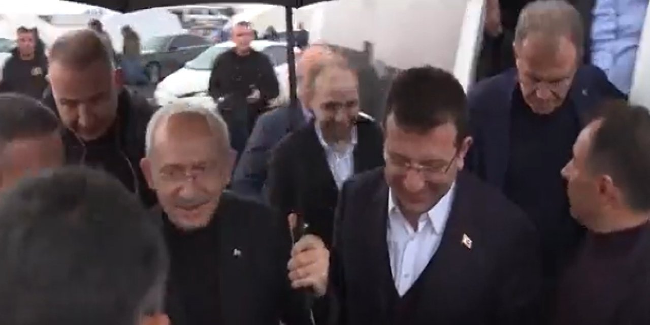 Kılıçdaroğlu, İmamoğlu'na şemsiye tuttu: "Başkan gel..."
