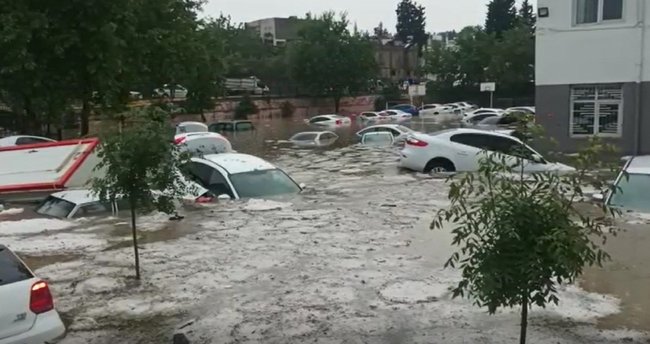 Depremin ardından şimdi de sel vurdu! Adıyaman'da bir konteyner suya kapıldı, can kayıpları var