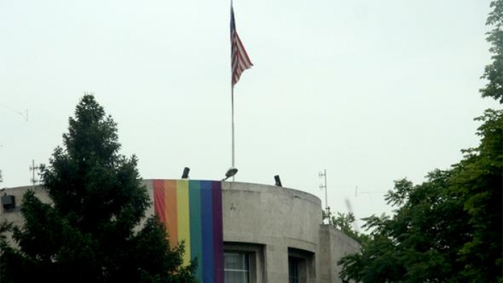 Büyükelçilik'te LGBT bayrağı