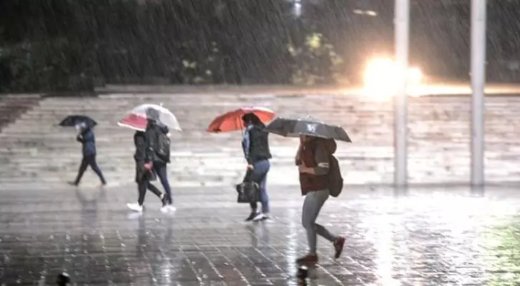 Bu illerde yaşayanlar dikkat! Meteoroloji kuvvetli sağanak yağış uyarısı yaptı