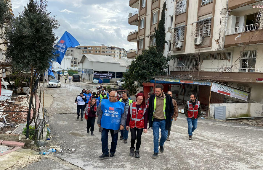 Hatay'da yıkıntıların arasında "sessiz"ce yürüdüler