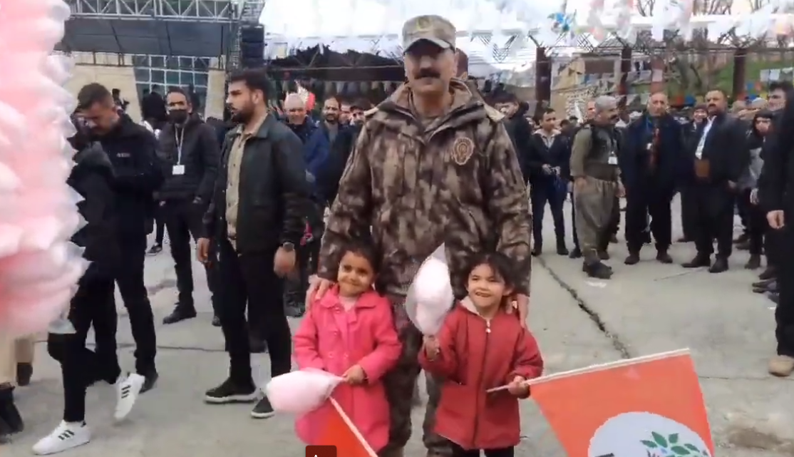 Hakkari Emniyet Müdürü, Hakkari'deki Nevruz'da çocuklara pamuk şeker dağıttı