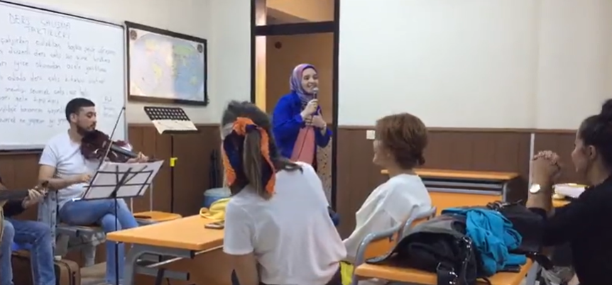 Kendi videosunu "Bu nasıl kapalı kadın böyle?" diye paylaşan TİP'li doktor linç yedi