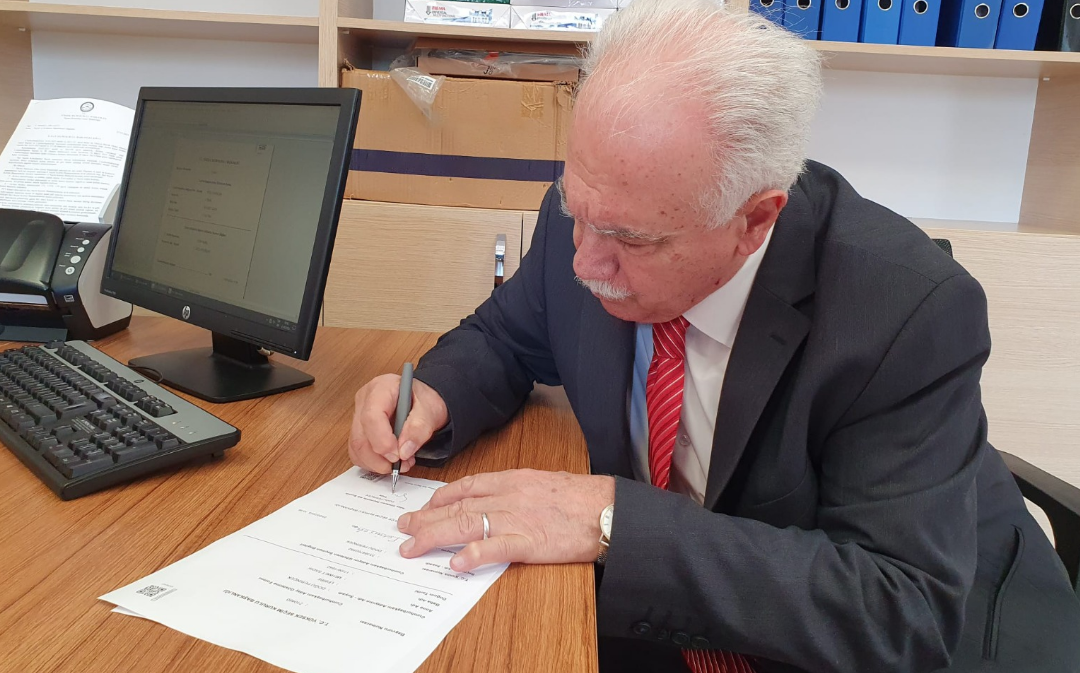 Doğu Perinçek kendine imza verip, Doğu Perinçek'e imza istedi