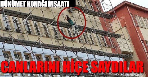 Hükümet konağındaki inşaat iskelesinde tehlikeli çalışma