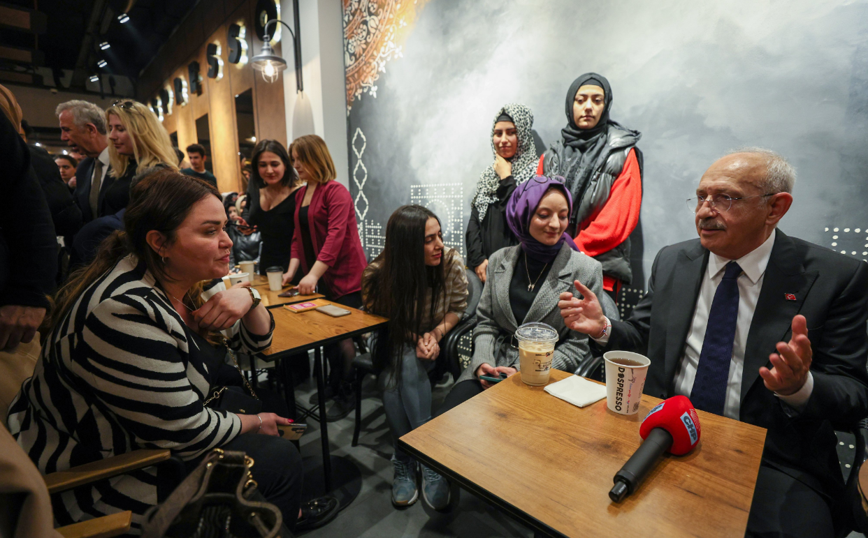 Kılıçdaroğlu, Yavaş ve İmamoğlu gençlerle kafede takıldı