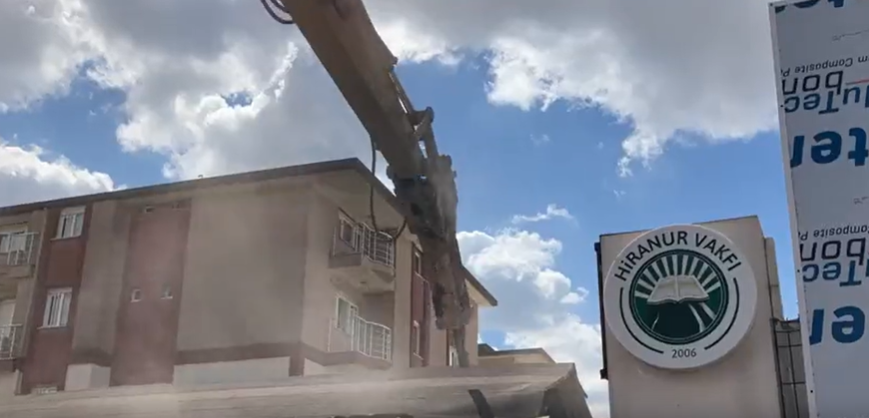 İBB, Hiranur Vakfı'nın kaçak binasını yıktı