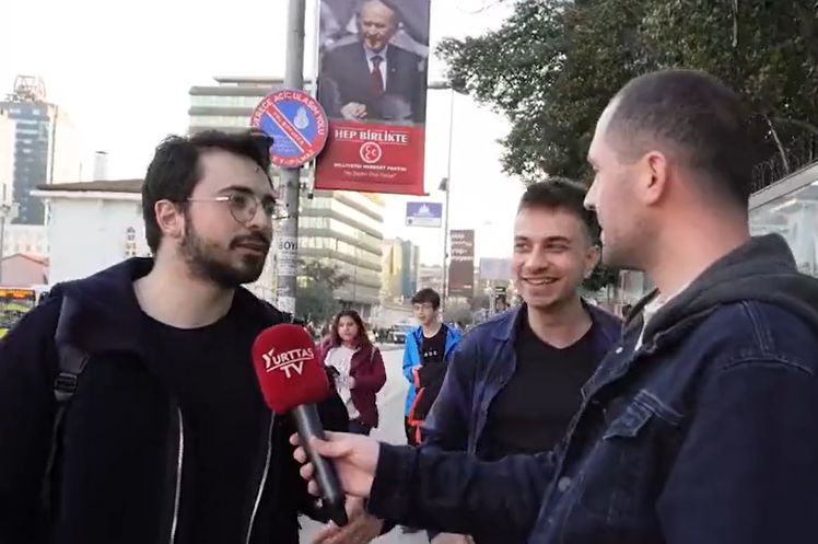 Sokak röportajında bir genç: "Erdoğan hariç herkesi desteklerim. Kılıçdaroğlu olur, Tuncay Şanlı olur, Ajda Pekkan olur"