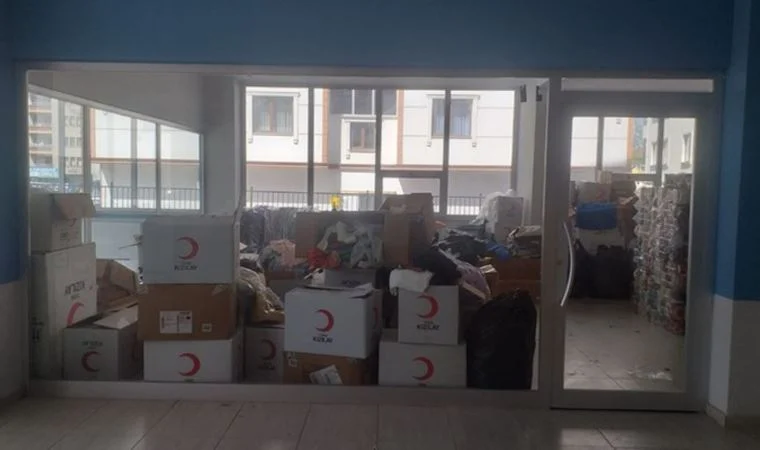 Kızılay'a deprem için bağışlanan kıyafetler ve koliler tarikat binasından çıktı
