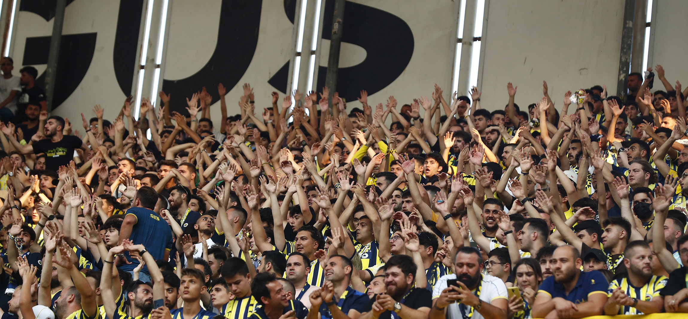 Fenerbahçe tribünlerinde "istifa" sesleri